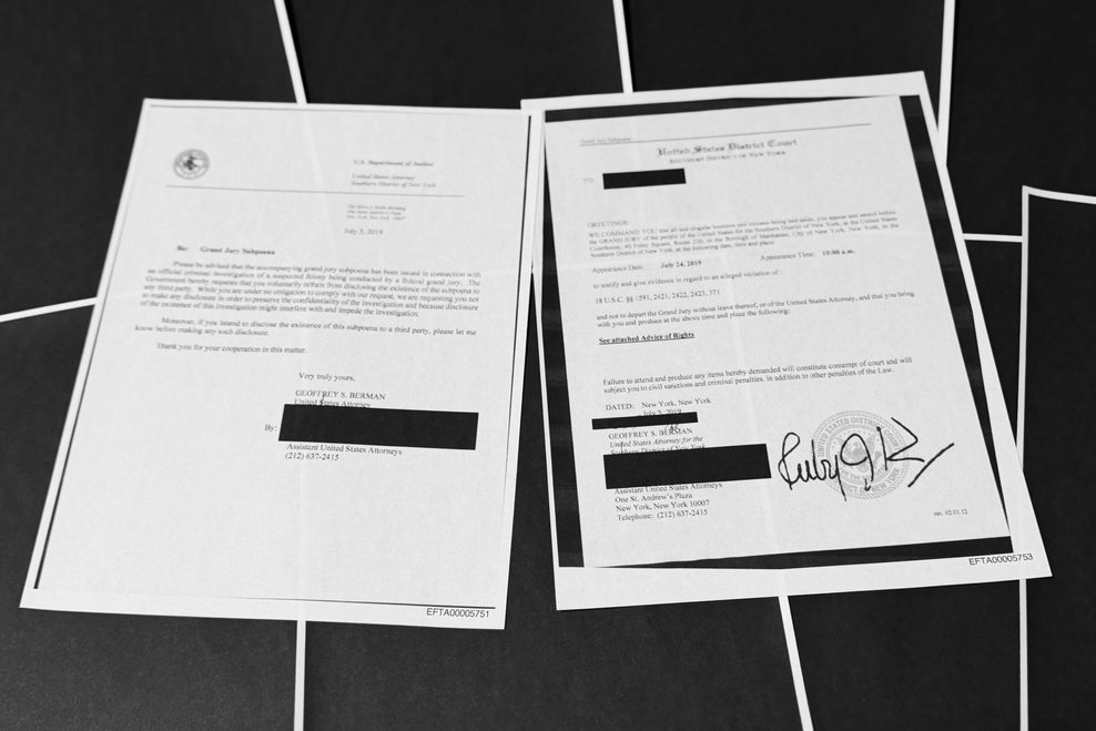 In diesem vom US-Justizministerium freigegebenen Dokument ist zu sehen, dass die New Yorker Grand Jury Vorladungen zu den Ermittlungen gegen Jeffrey Epstein und Ghislaine Maxwell erlassen hat. Dahinter sind Seiten mit Schwärzungen.