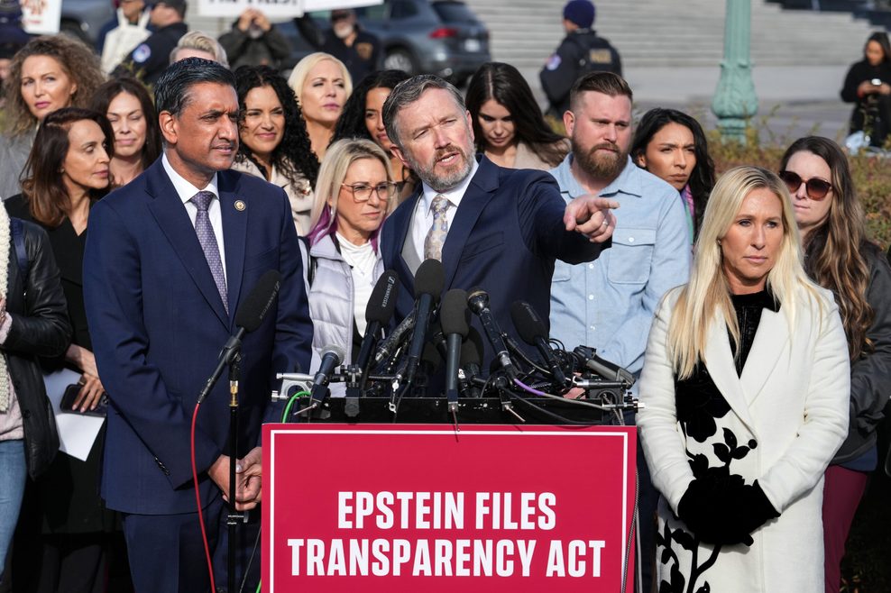 Die US-Abgeordnete Ro Khanna (l-r), Thomas Massie und Marjorie Taylor-Greene sprechen auf einer Pressekonferenz, während sich das Repräsentantenhaus darauf vorbereitet, über das Epstein Files Transparency Act abzustimmen.