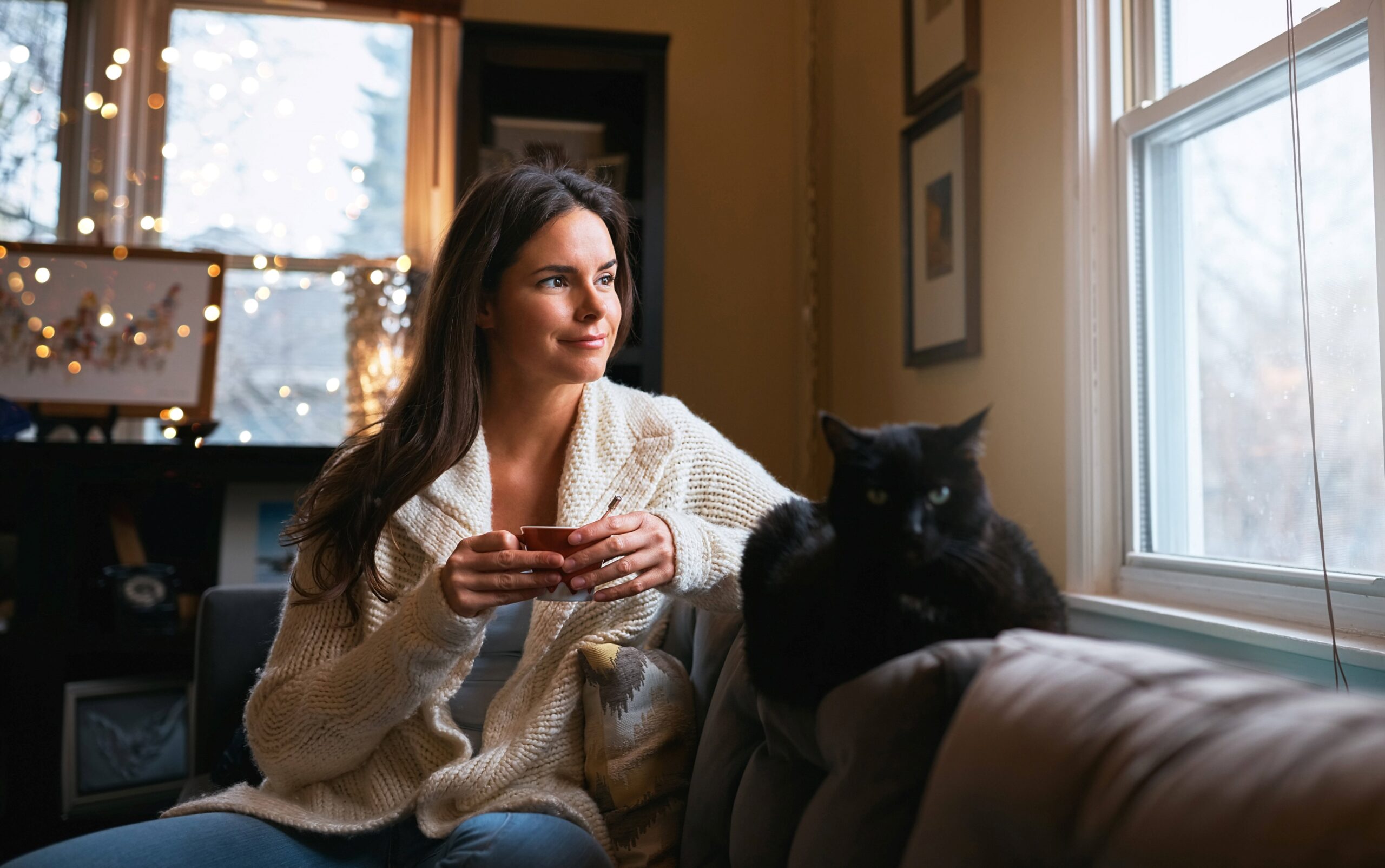 Gemütlich einen Kaffee auf dem Sofa trinken, das geht auch mit gebrauchten Kaffeemaschinen.