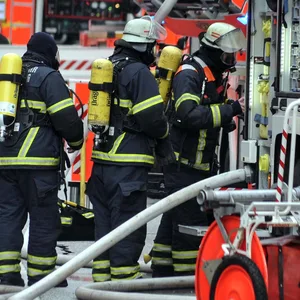 Flammen ud starker Qualm – Feuerwehr muss zu zwei Bränden in Hamburg ausrücken