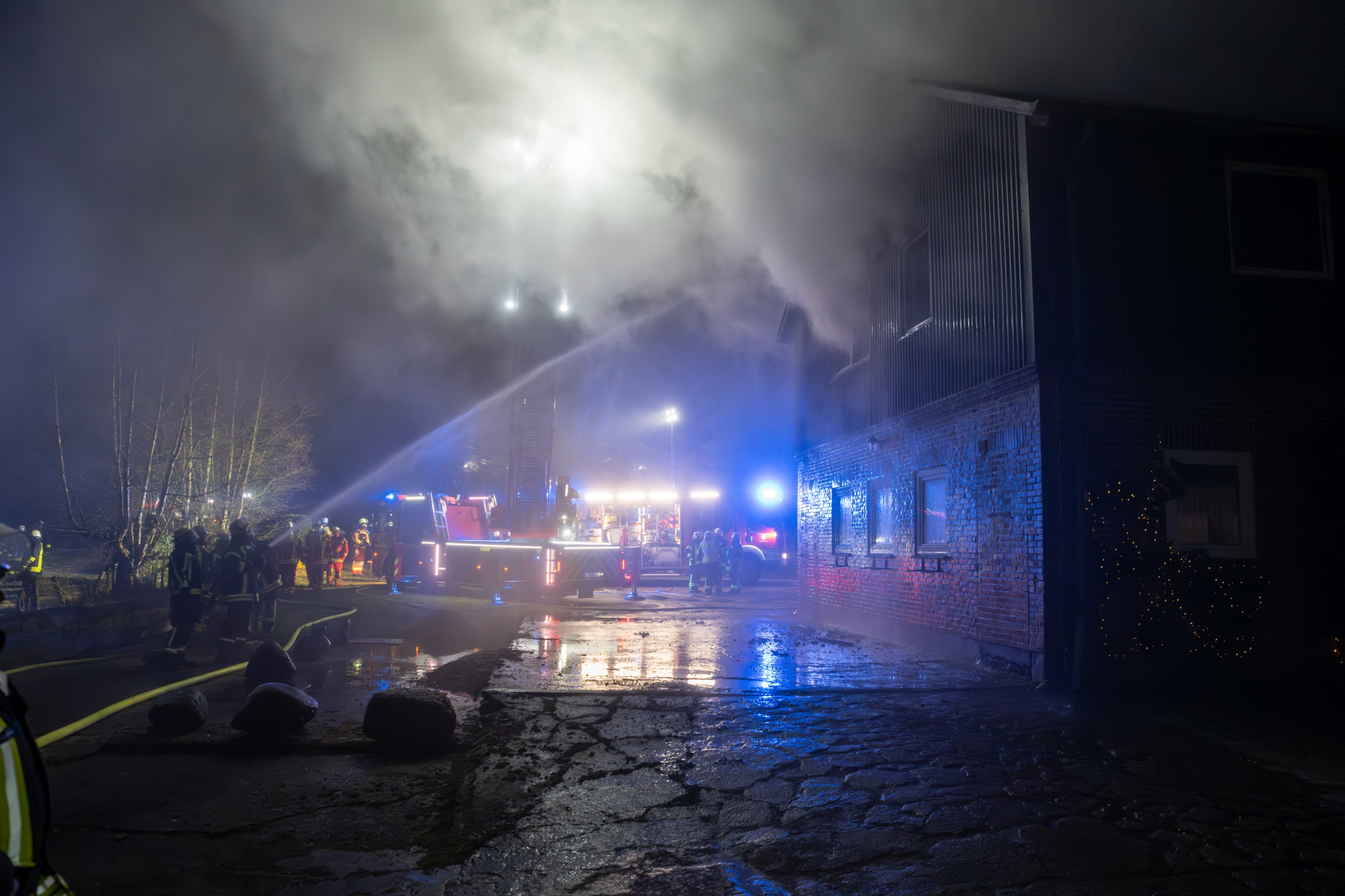 Rund 80 Kräfte waren bei dem Großfeuer in Emkendorf bei Rendsburg im Einsatz.
