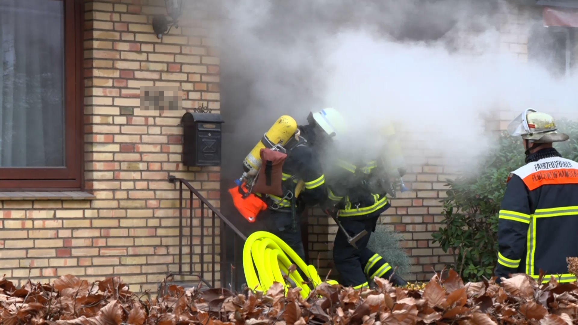 Bei einem Feuer in einer Doppelhaushälfte in Lurup wurde eine Frau schwer verletzt.