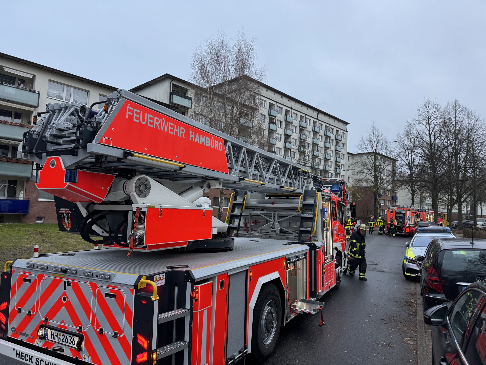 Feuerwehrkräfte im Einsatz bei einem Brand in Hamburg-Rahlstedt.
