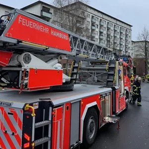 Feuerwehrkräfte im Einsatz bei einem Brand in Hamburg-Rahlstedt.