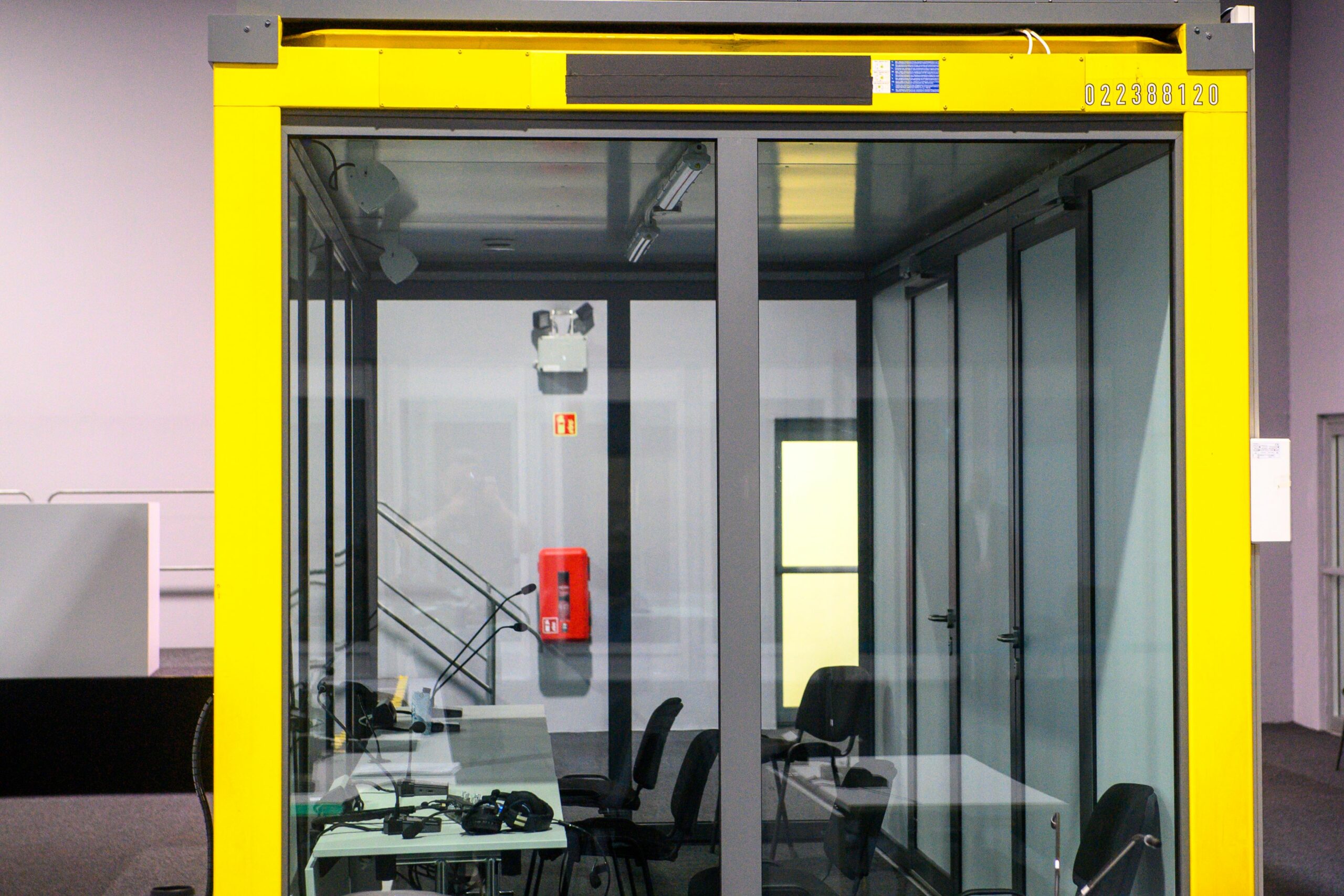 Blick auf den leeren Glaskasten im Gerichtssaal in Magdeburg, in dem normalerweise der Todesfahrer vom Weihnachtsmarkt sitzt.