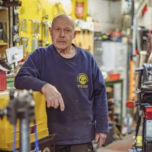 Ingolf Köster steht in seiner Werkstatt in Ottensen.