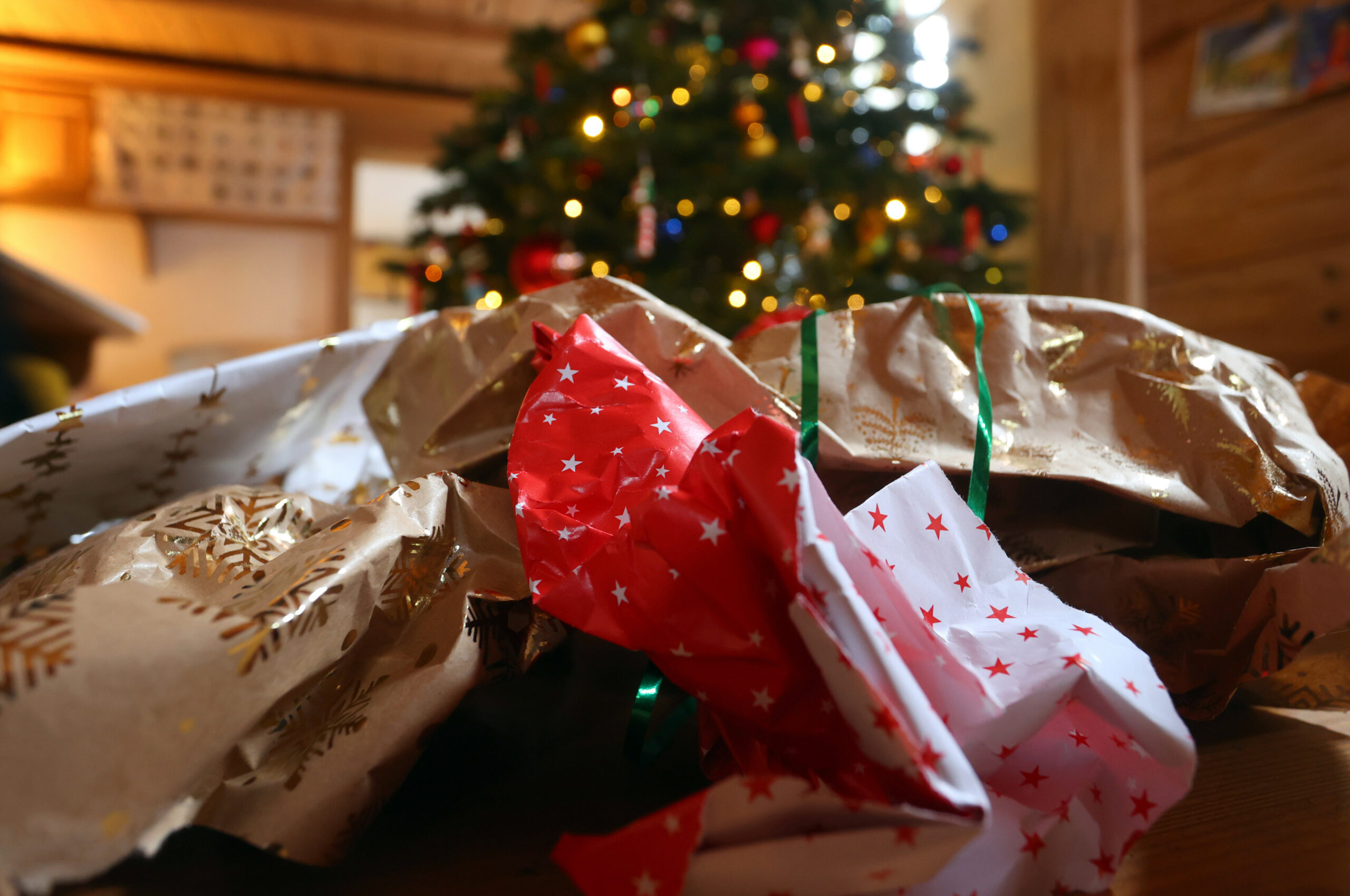 Weihnachtsmüll vor einem Weihnachtsbaum