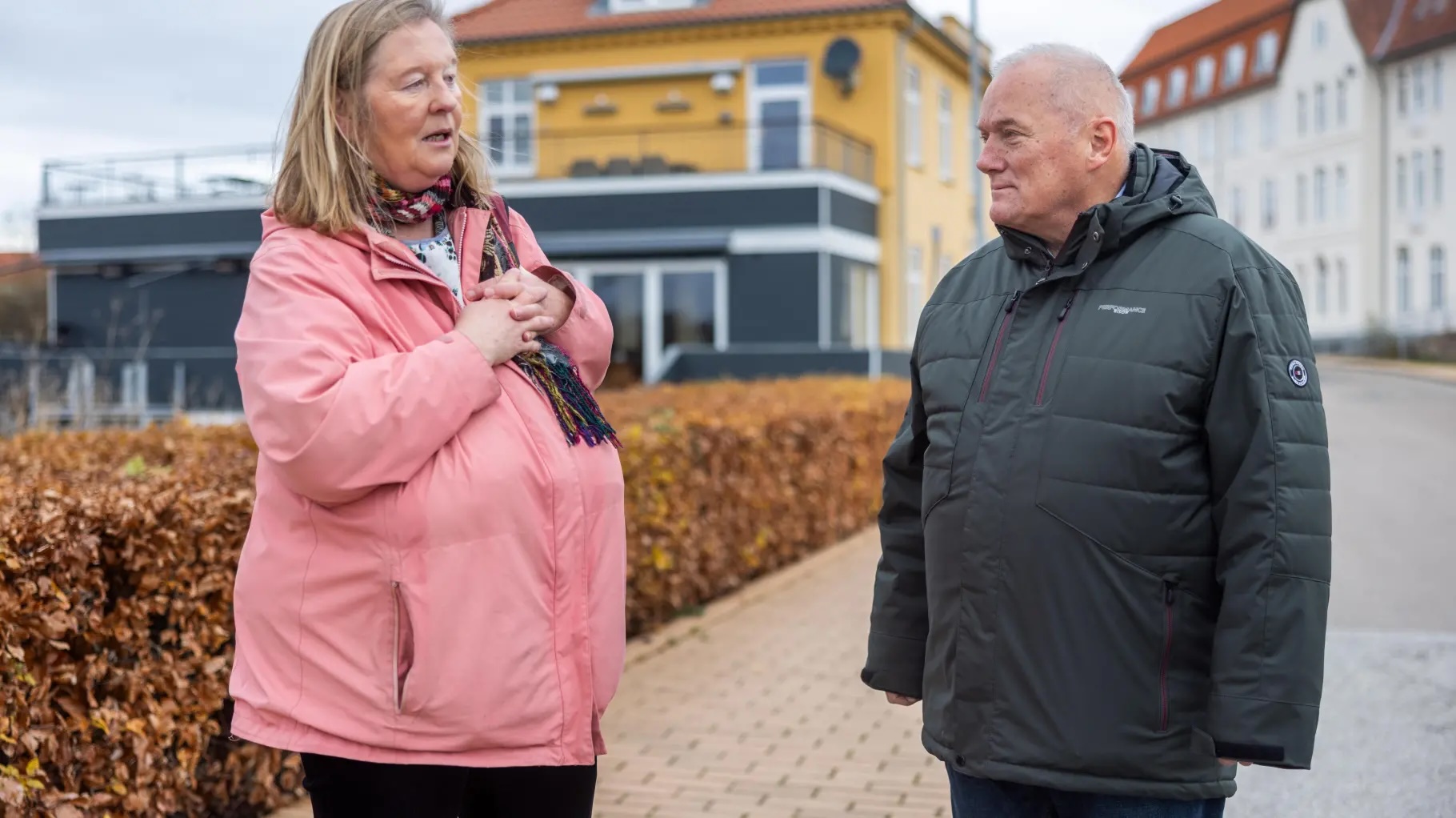 Am Ort der Entführung in Gravenstein: Die Journalistin Lise Kristensen und Chefredakteur Gunnar Hattesen von der Grasten Avis.