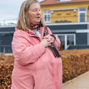 Am Ort der Entführung in Gravenstein: Die Journalistin Lise Kristensen und Chefredakteur Gunnar Hattesen von der Grasten Avis.