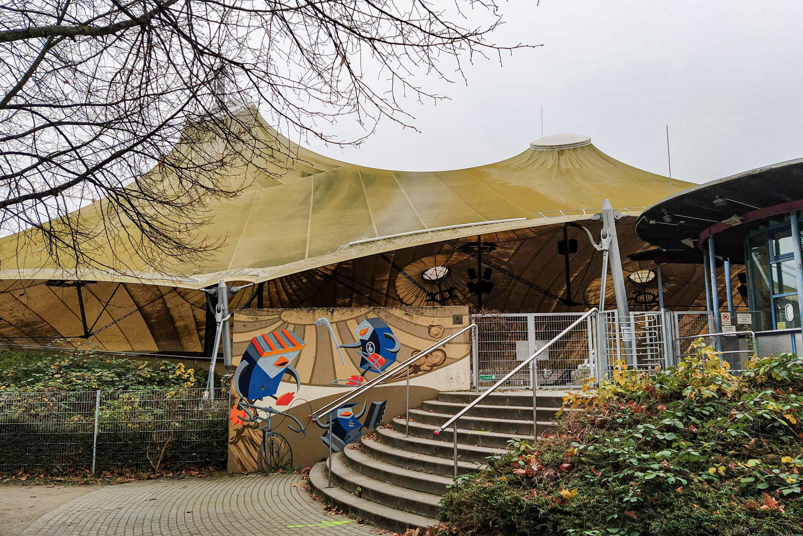 Der Betrieb auf der Eisbahn Stellingen ist wegen des maroden Dachs eingestellt. (Archivfoto)