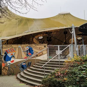 Der Betrieb auf der Eisbahn Stellingen ist wegen des maroden Dachs eingestellt. (Archivfoto)