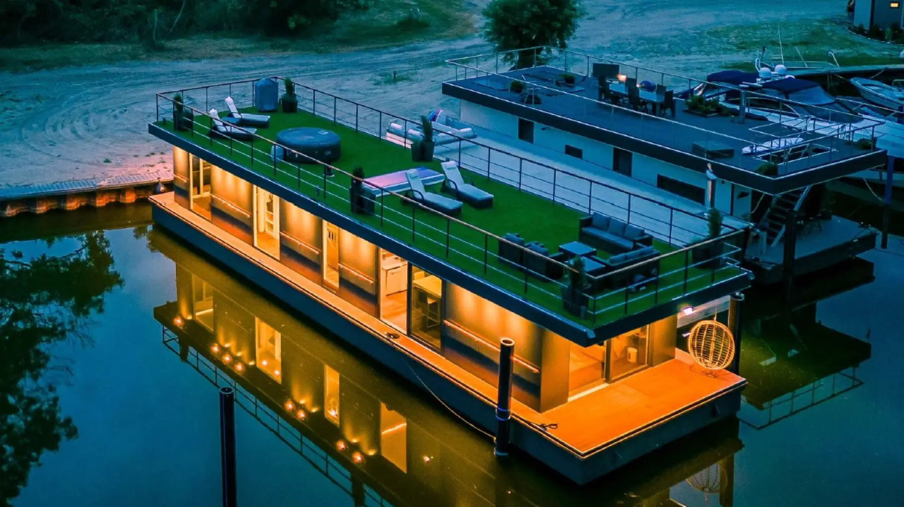 Das Hausboot auf dem Foto kommt unter den Hammer: Die Firma, die es gebaut hat, ist insolvent. Dabei wollen zwei der Beteiligten in Wedel gerade einen Hausboot-Hafen realisieren.