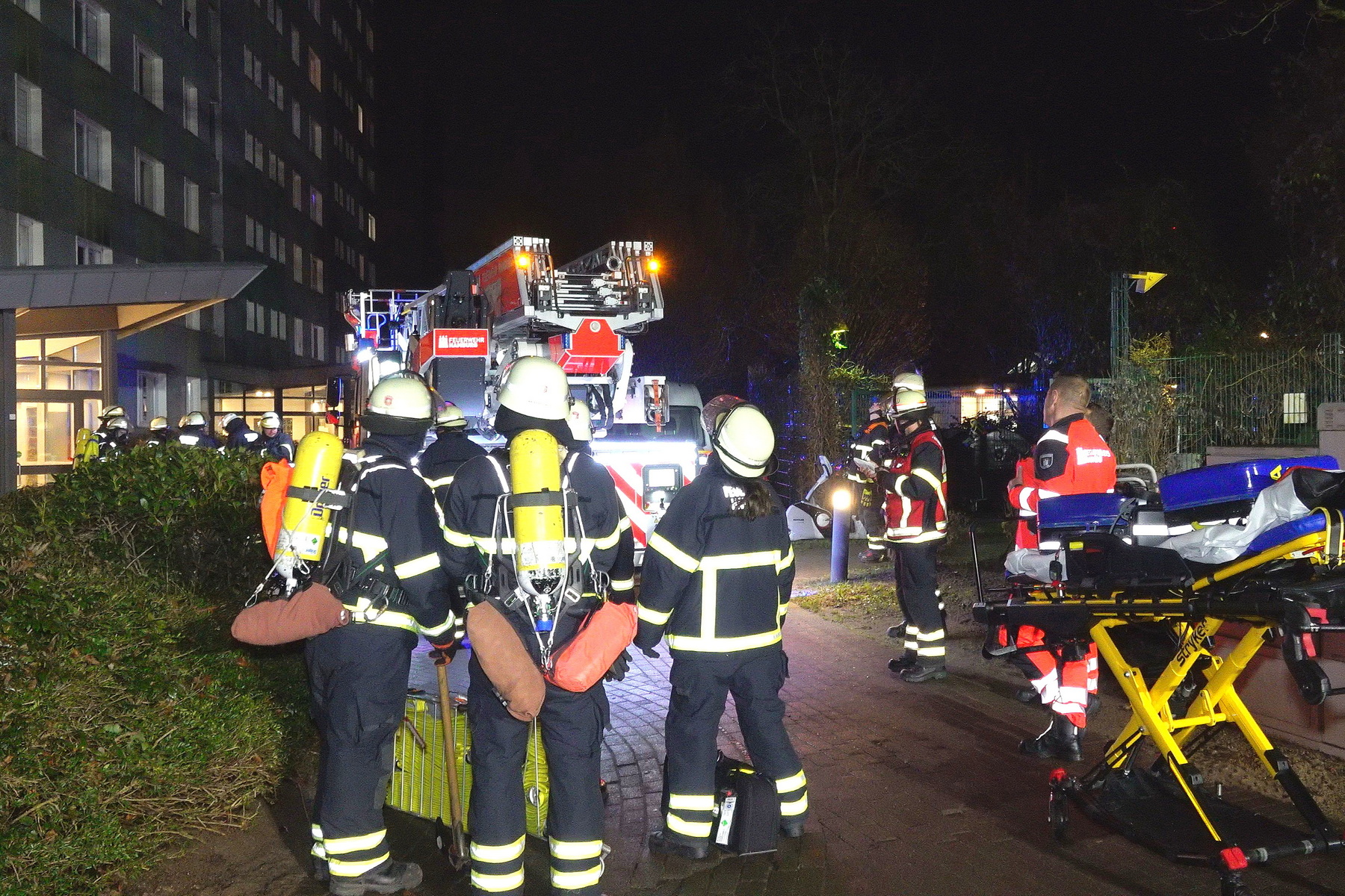 Nach einem Brand in einer Wohnung in Hamburg-Bergedorf wurden vier Personen vom Rettungsdienst behandelt.