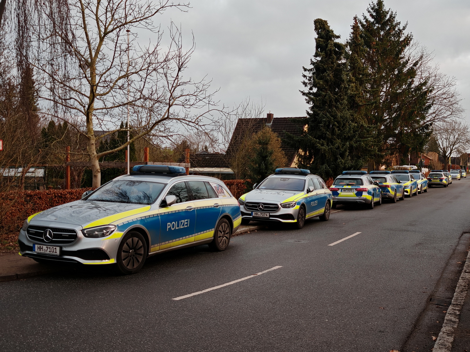 Großeinsatz in Hamburg-Curslack: Zwischenzeitlich waren bis zu 26 Streifenwagen auf der Suche nach den drei Jugendlichen.