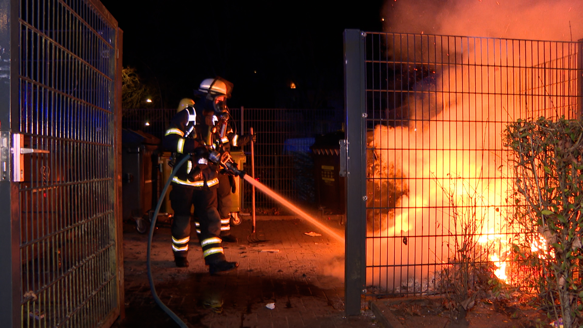 Müllcontainerbrände hielten die Feuerwehren im Süden der Stadt in der Nacht auf Trab.
