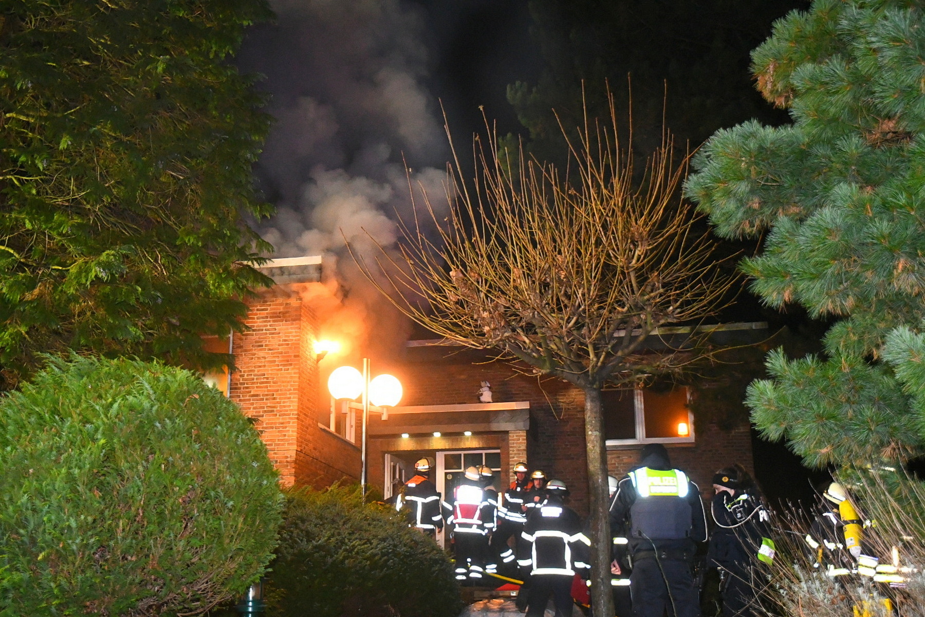 Ein Einfamilienhaus mit Feuerwehr