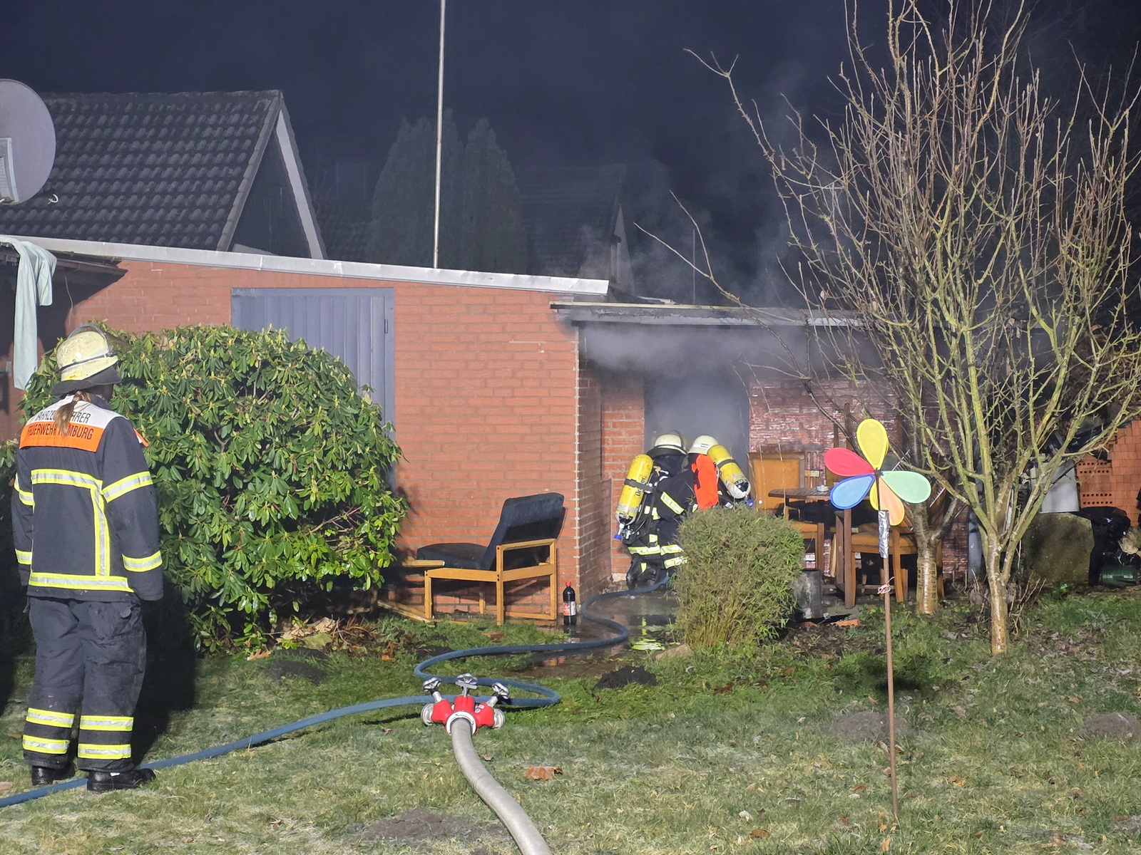 Einsatzkräfte löschen den Brand in einem Schuppen in Neugraben.