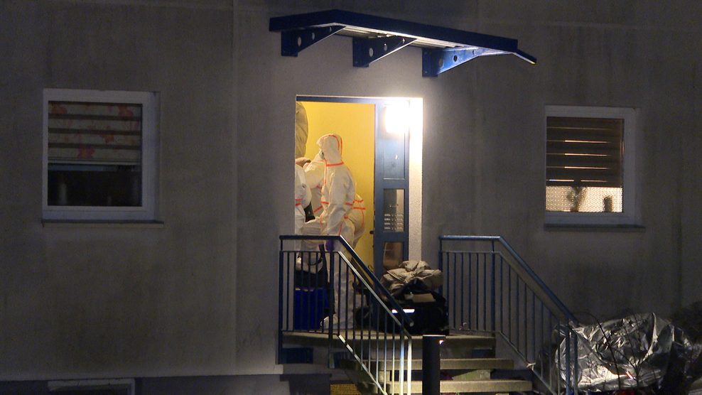 Beamte der Spurensicherung waren bis tief in die Nacht in der Wohnung beschäftigt.