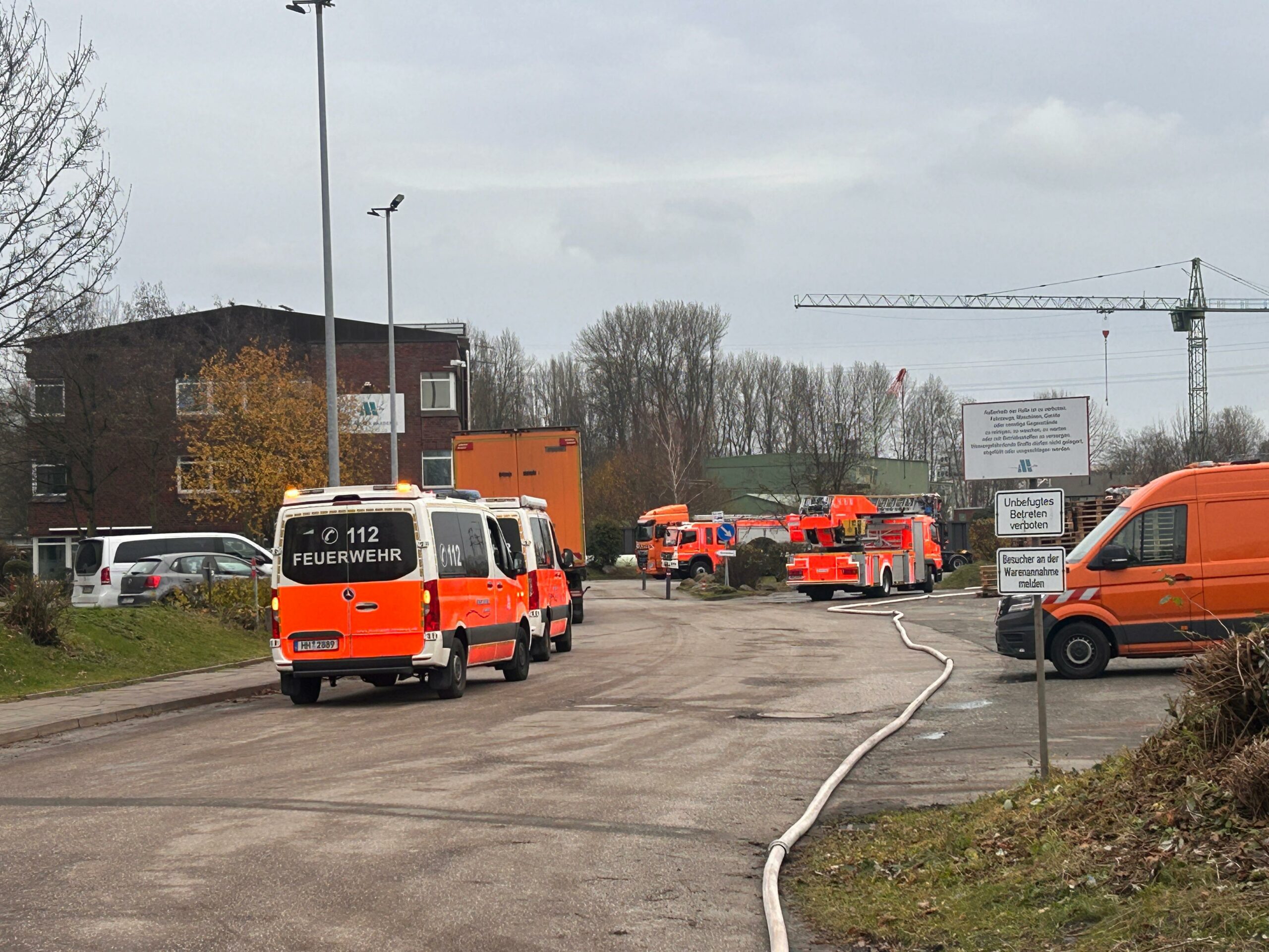 Chemische Reaktion verursacht Brand in Wilhelmsburger Lagerhalle