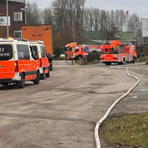 Chemische Reaktion verursacht Brand in Wilhelmsburger Lagerhalle