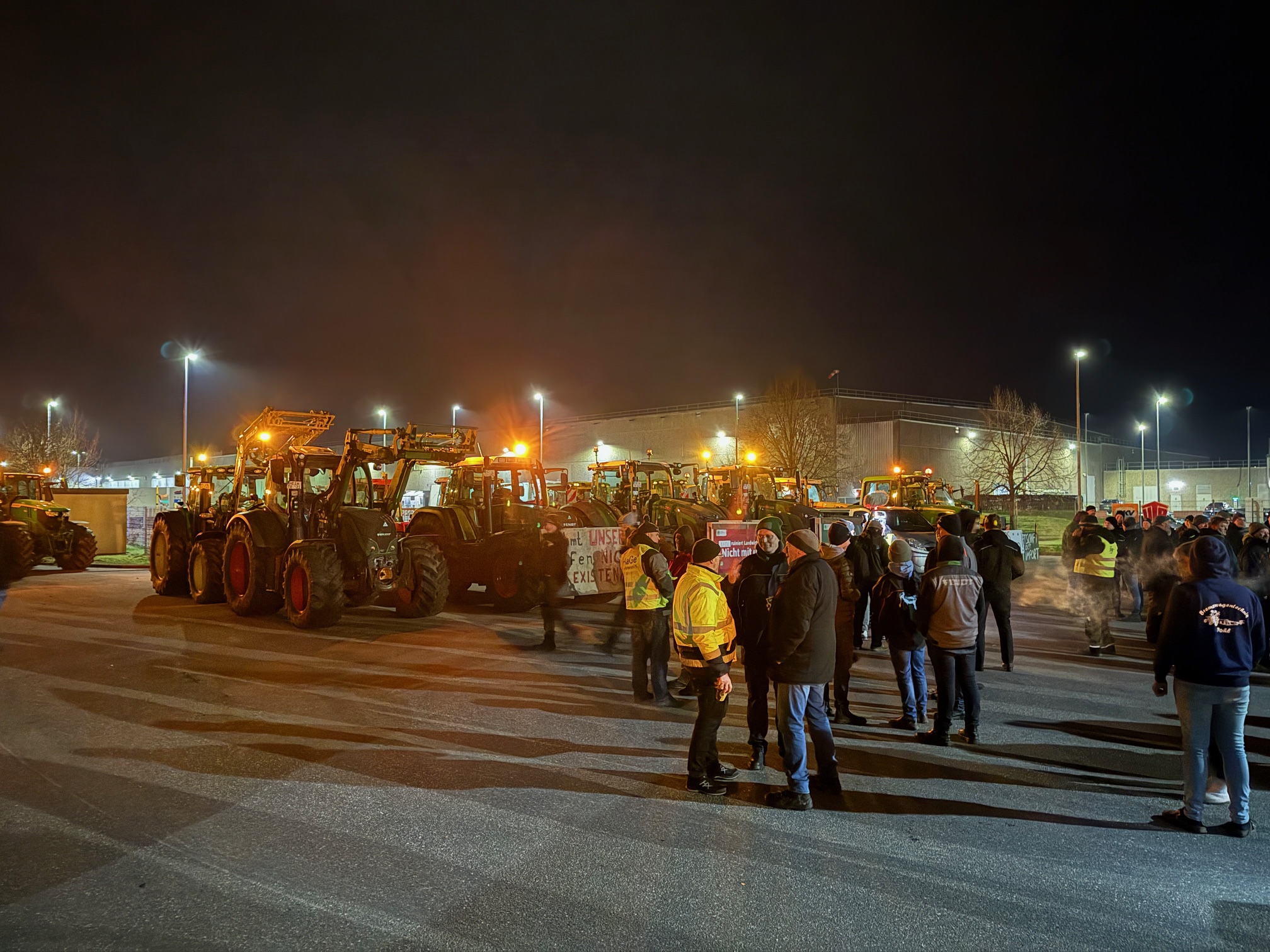 Mit ihren Traktoren blockieren die Bauern das Zentrallager des Discounters Lidl.