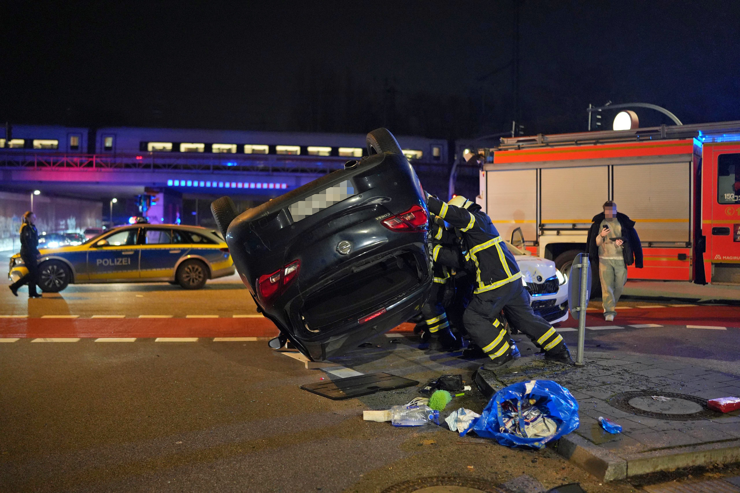 Der Aufprall war so heftig, dass sich der Opel überschlug und auf dem Dach liegen blieb.