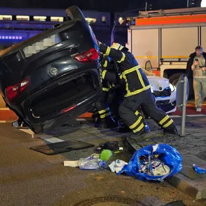 Der Aufprall war so heftig, dass sich der Opel überschlug und auf dem Dach liegen blieb.