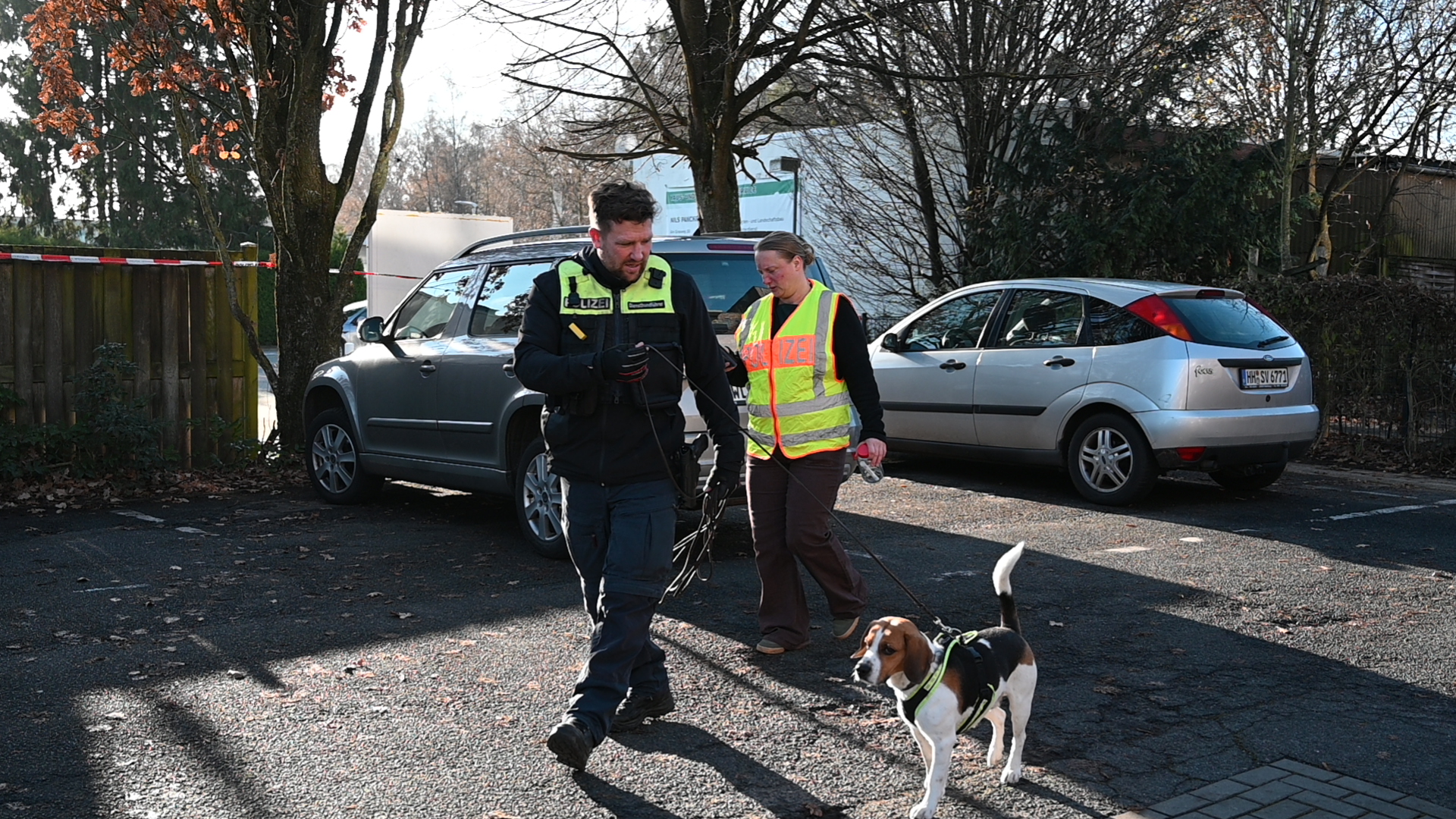 Polizisten mit einem Diensthund