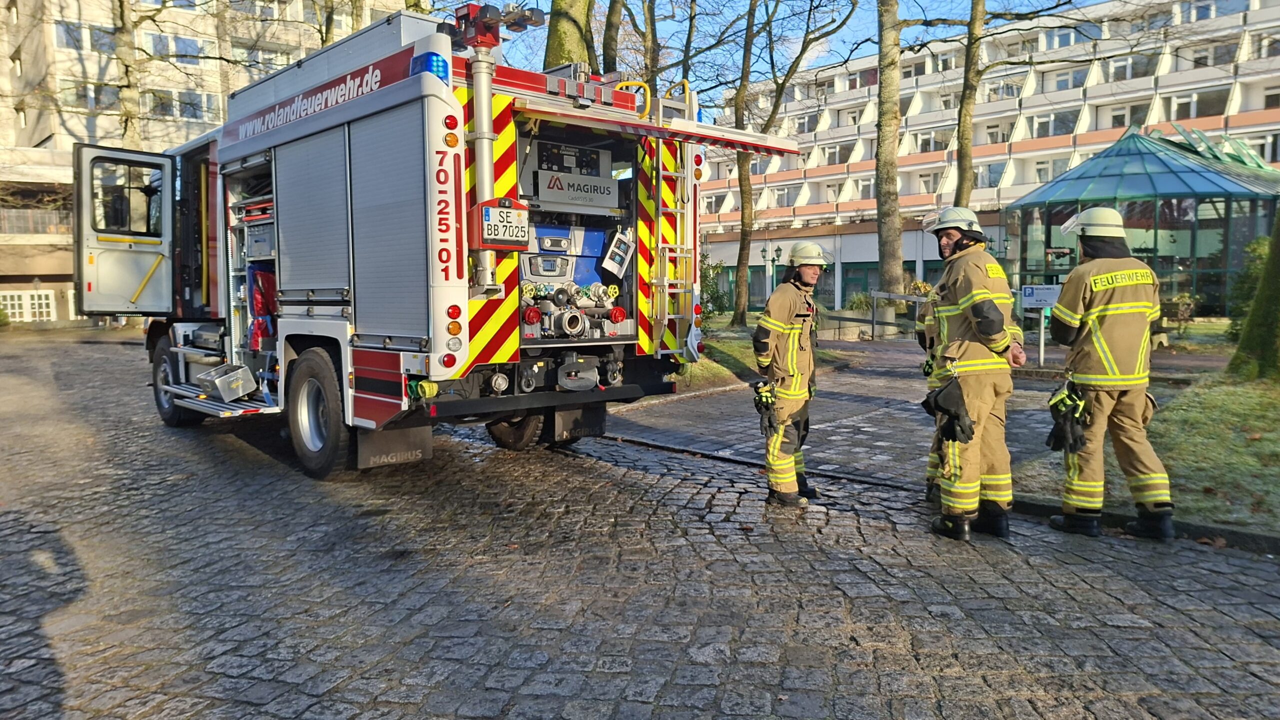 Feuerwehr vor einem Seniorenheim