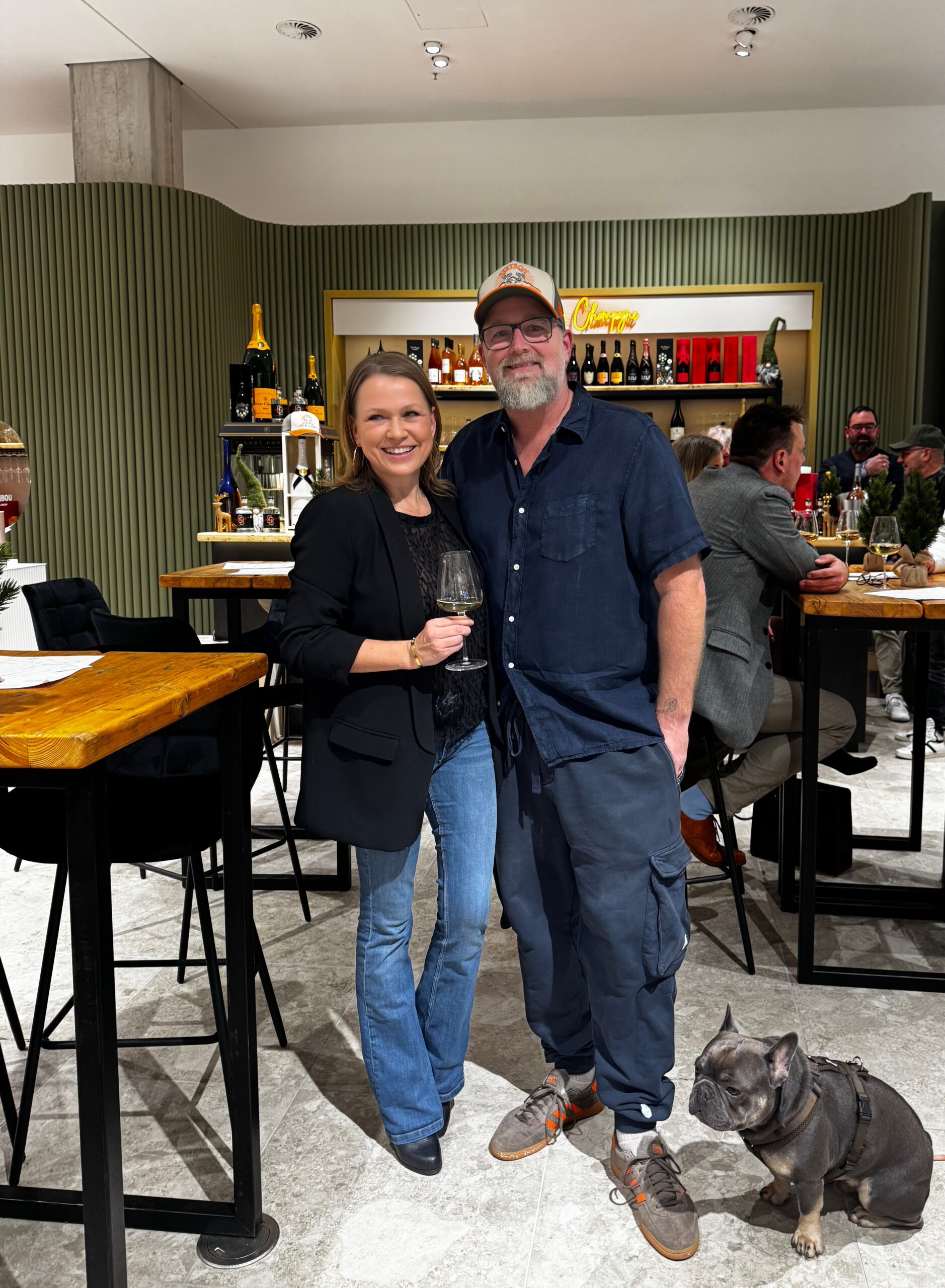 Brian Bojsen und Nova Meierhenrich in ihrer neuen Pop-up-Bar