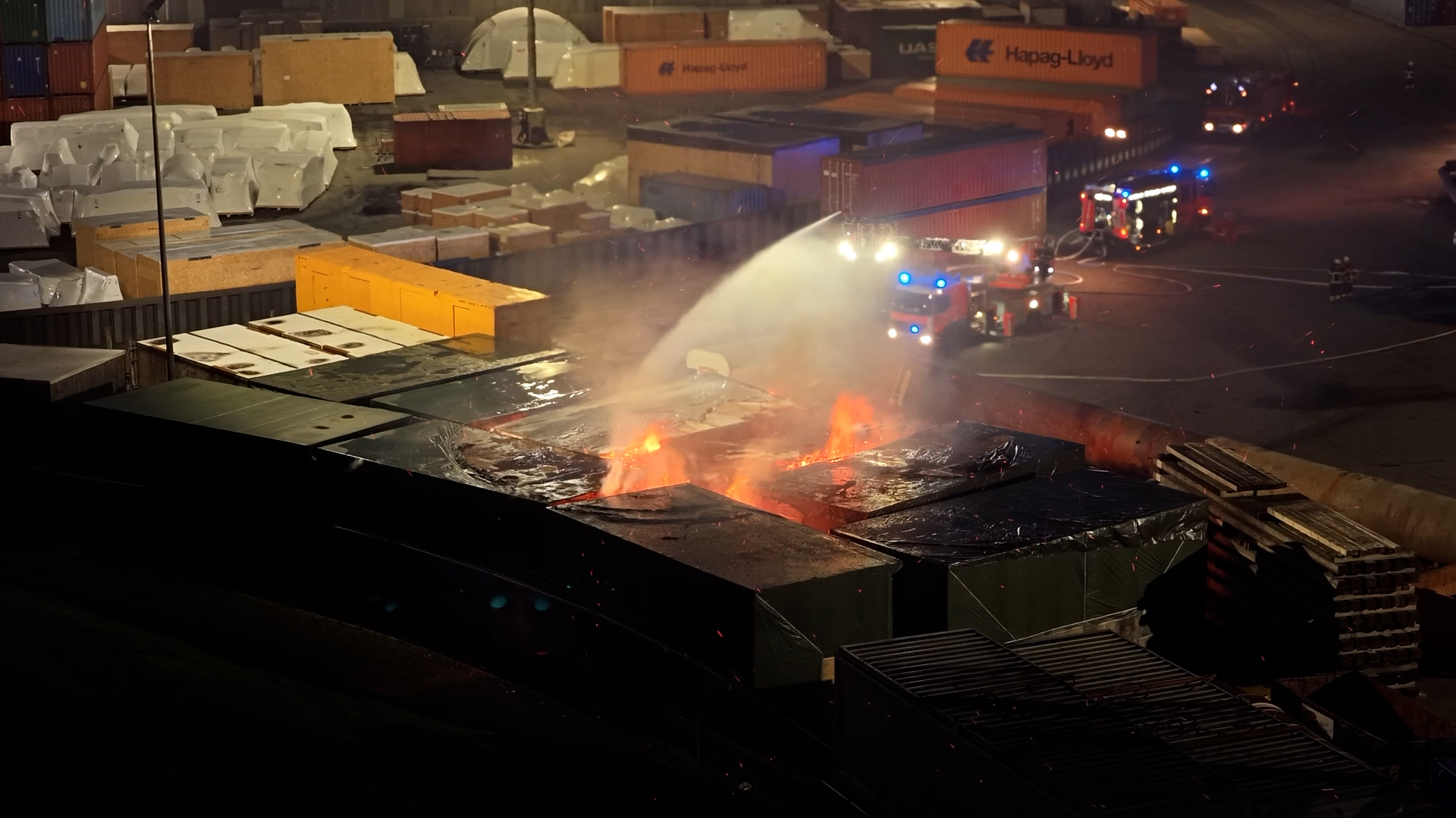 Das Feuer brach gegen 16 Uhr aus noch ungeklärten Gründen in den Containern in Hamburg-Wilhelmsburg aus.