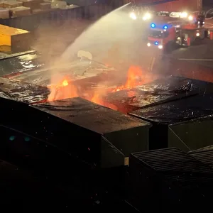 Das Feuer brach gegen 16 Uhr aus noch ungeklärten Gründen in den Containern in Hamburg-Wilhelmsburg aus.