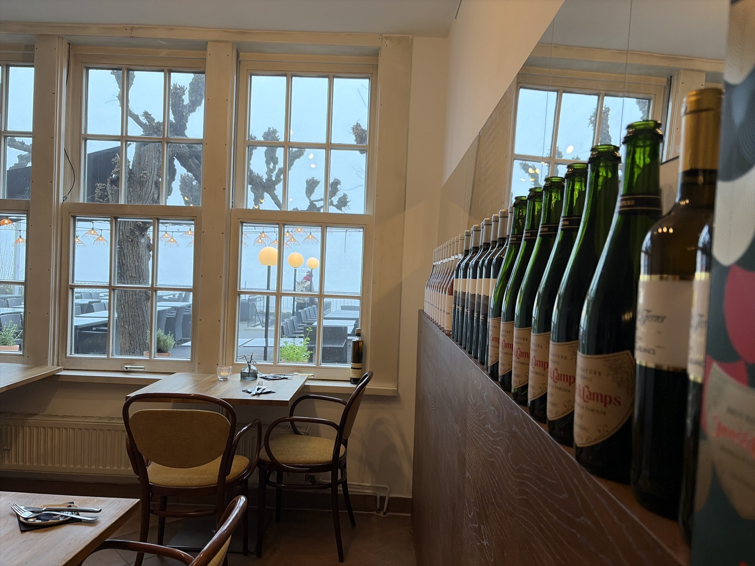 Beim Essen schauen die Gäste auf die Elbe – bei Sonne lockt die Terrasse.