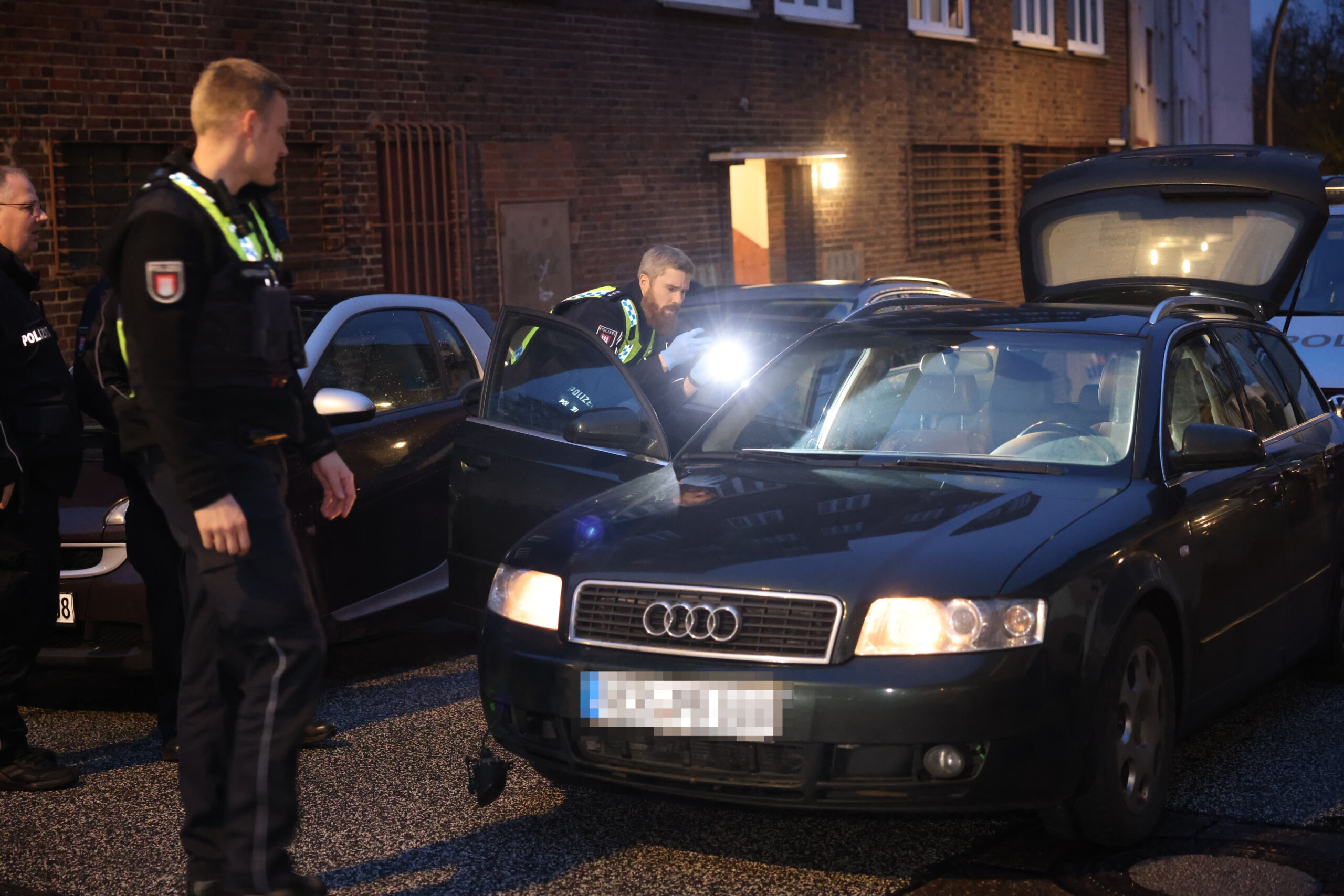 Polizisten kontrollieren den Audi