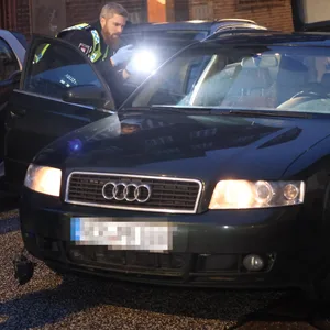Polizisten kontrollieren den Audi