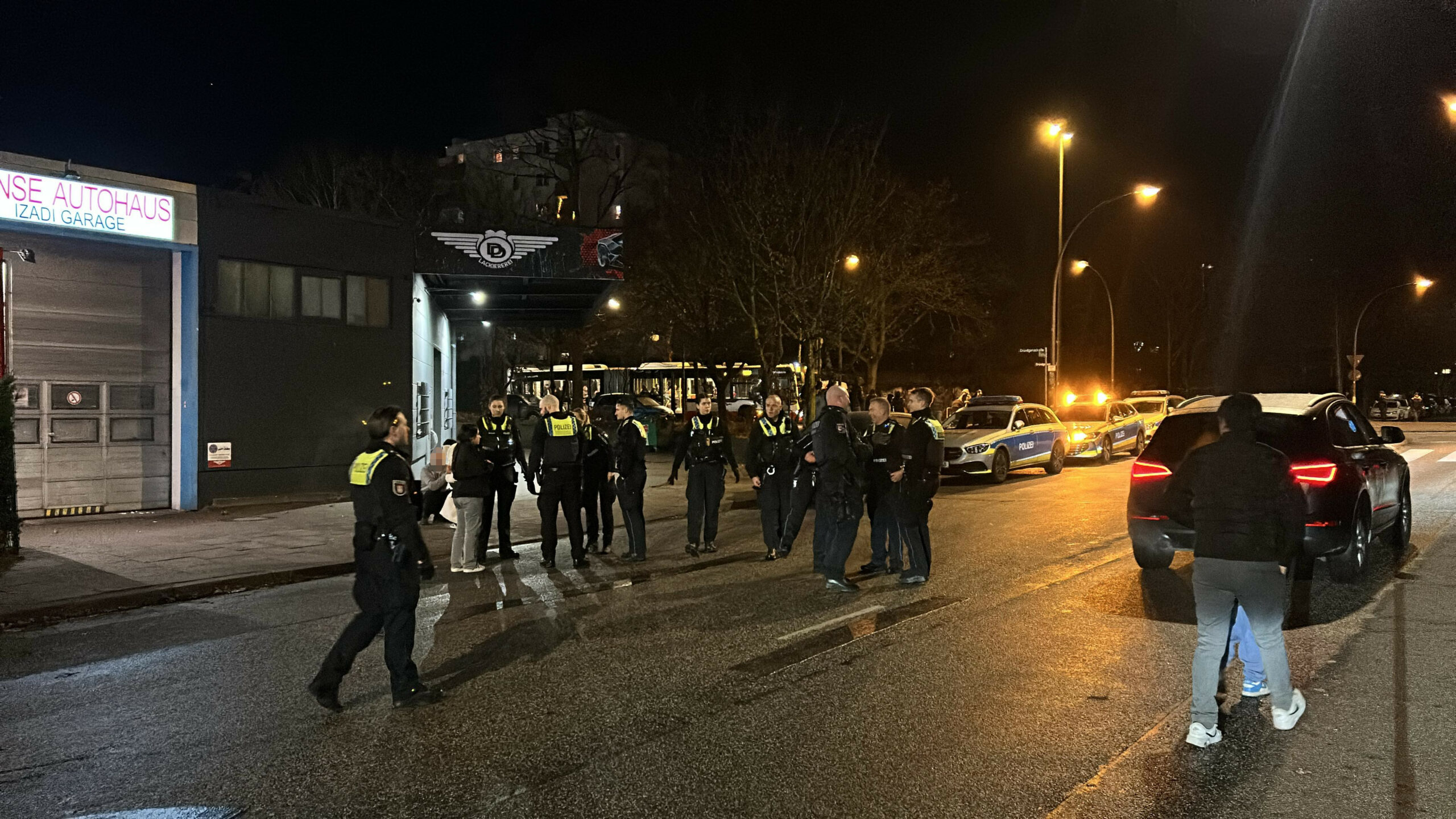 Mehrere Polizisten auf einer Straße