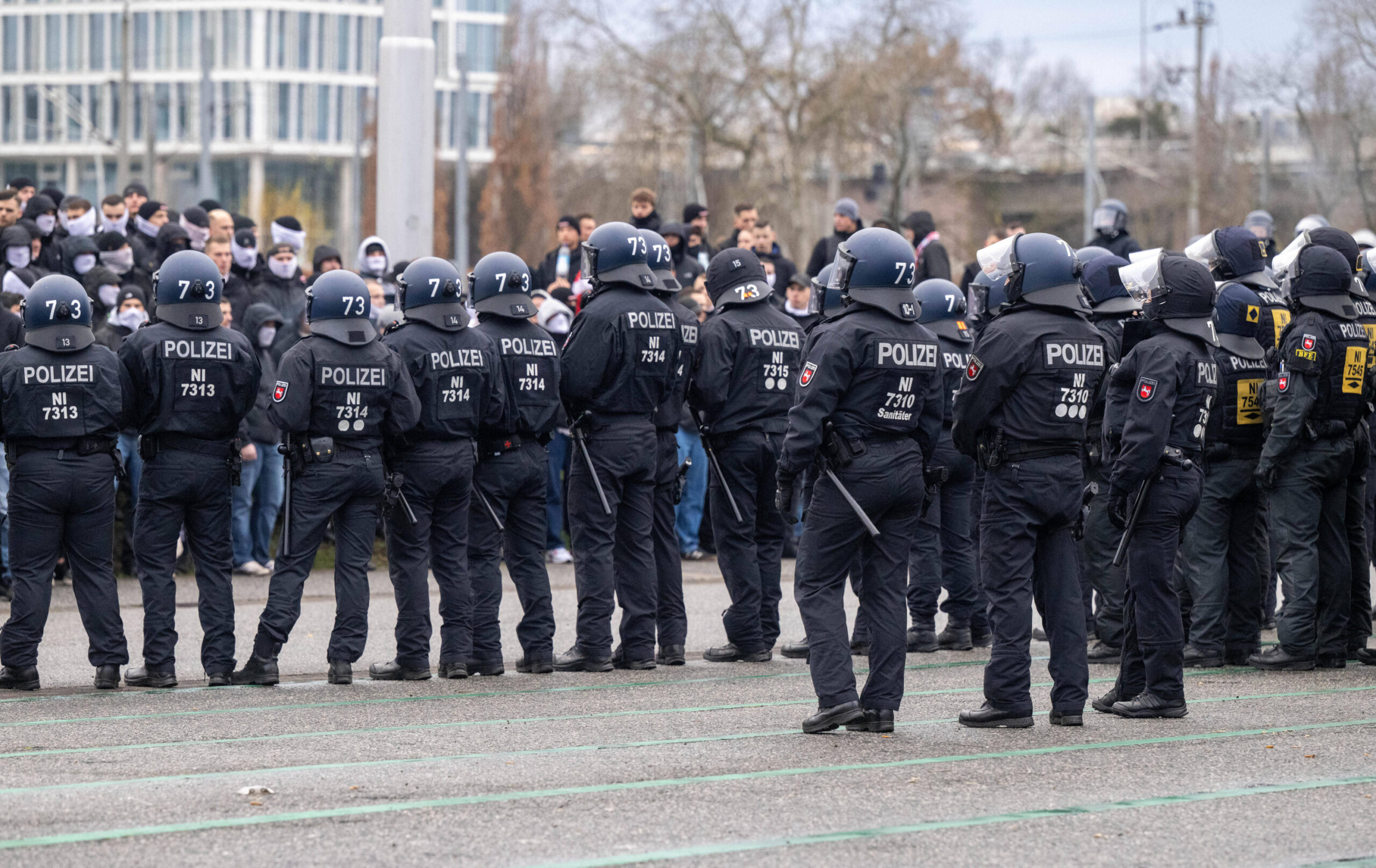 Polizei beim Fan-Marsch von Union-Berlin-Fans