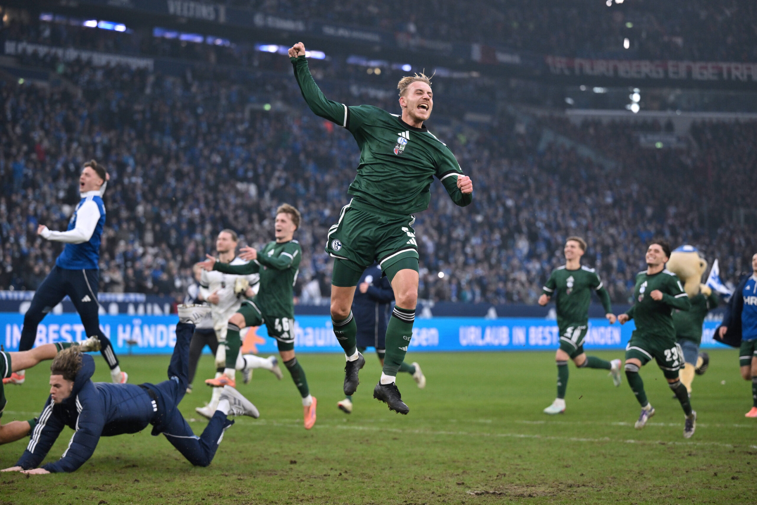 Schalkes Timo Becker jubelt nach dem Sieg gegen den 1. FC Nürnberg