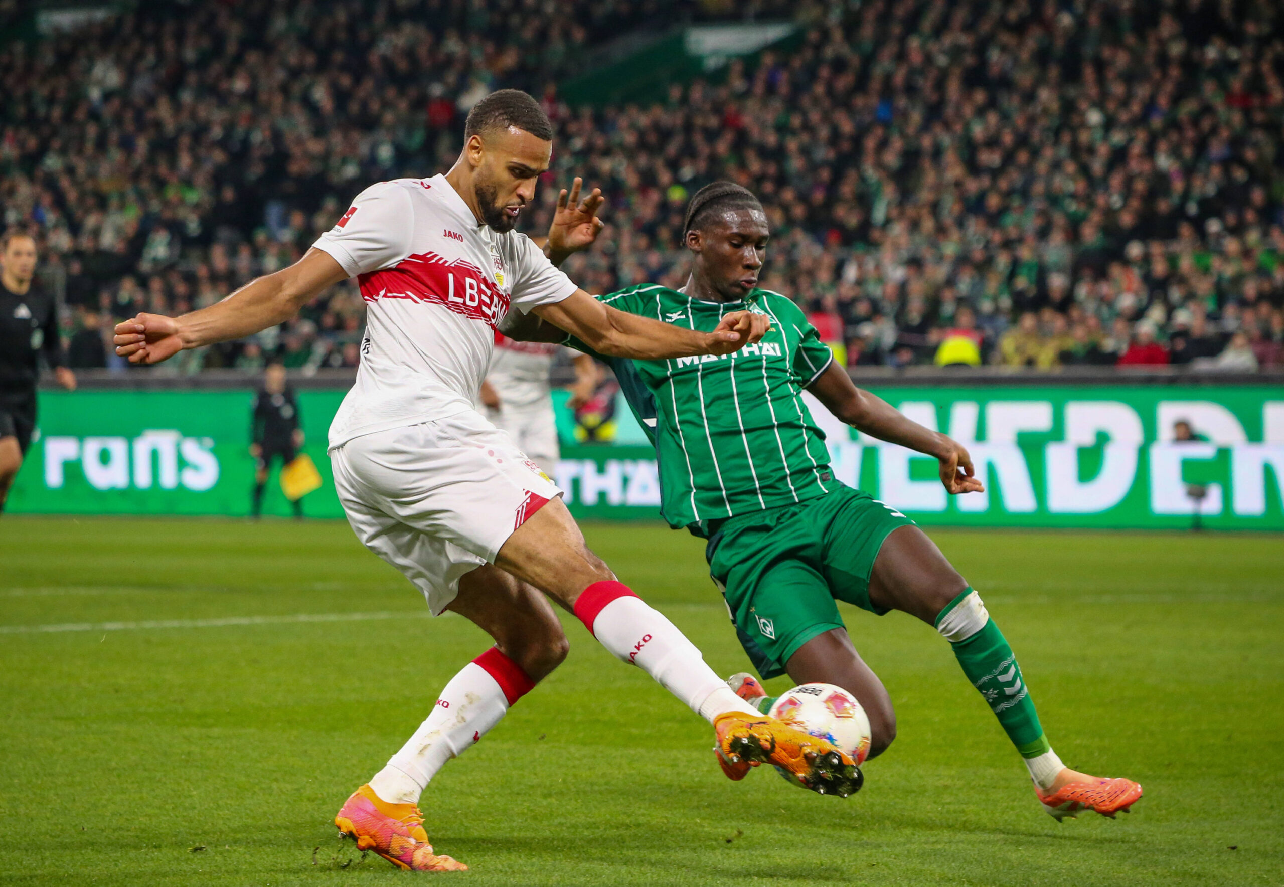 Josha Vagnoman und Karim Coulibaly im Zweikampf