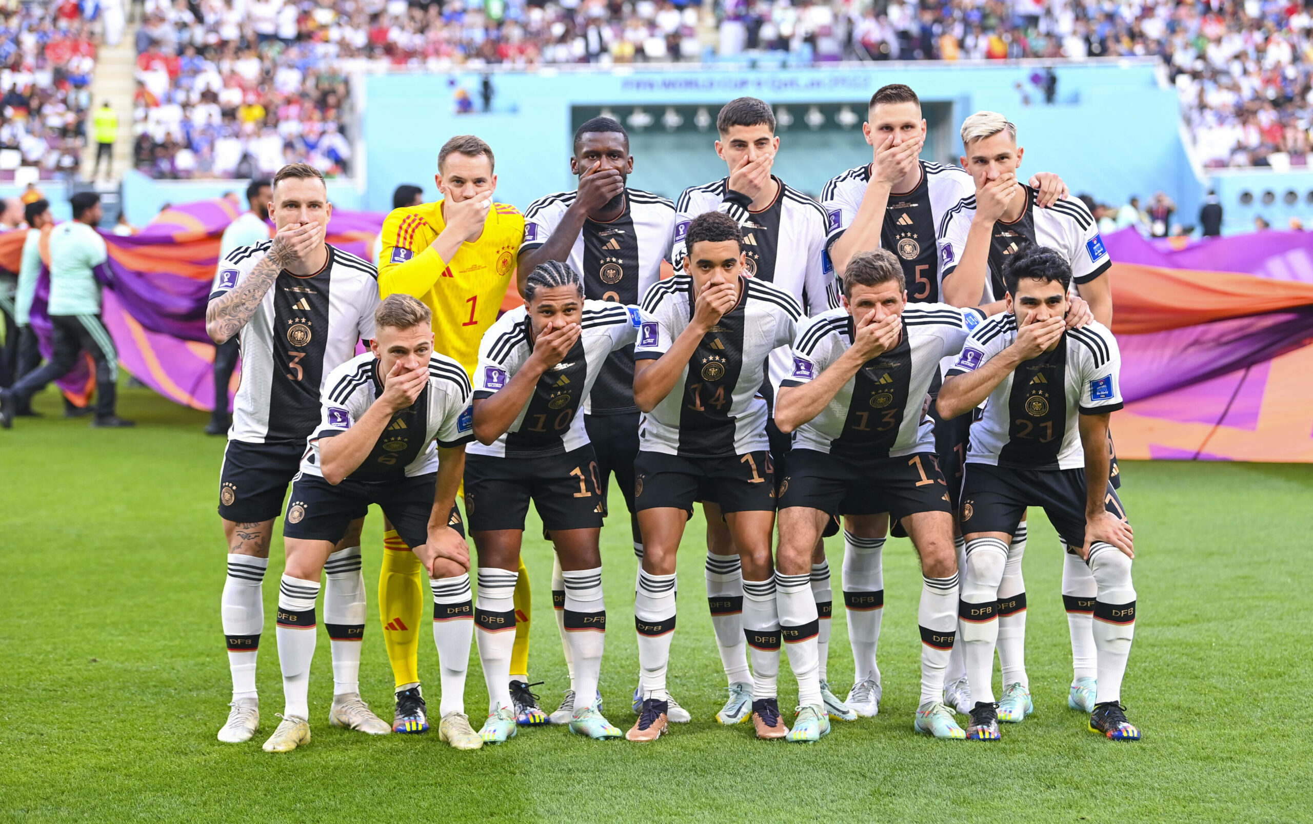 Die deutsche Fußballnationalmannschaft hält sich bei der WM in Katar auf dem Mannschaftsfoto Hände vor den Mund