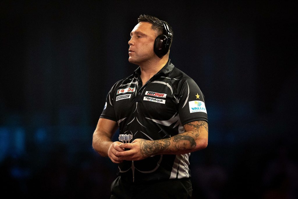 Gerwyn Price mit Gehörschutz im WM-Viertelfinale 2023 gegen Gabriel Clemens