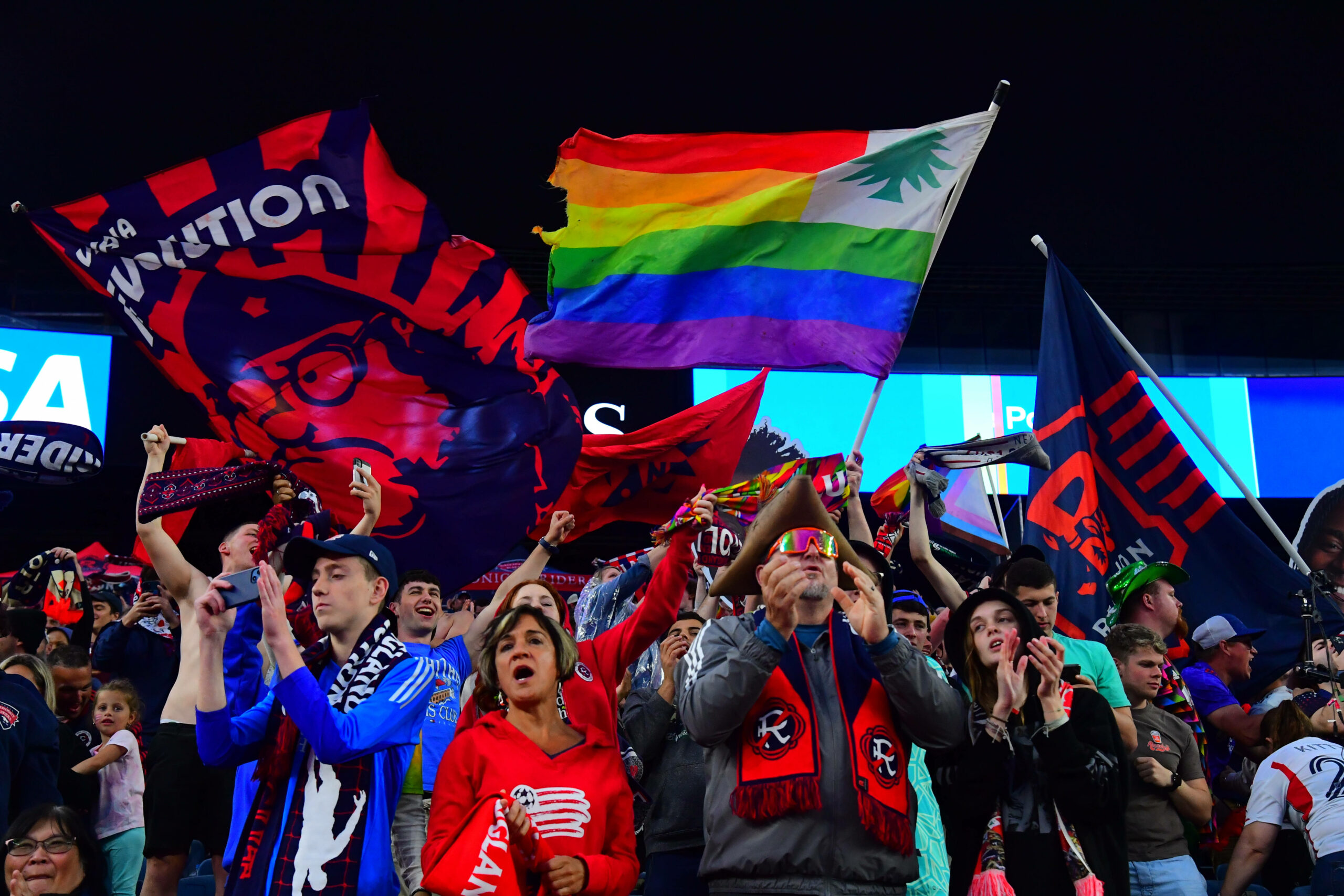 Fußballfans schwenken in den USA die Regenbogen-Flagge