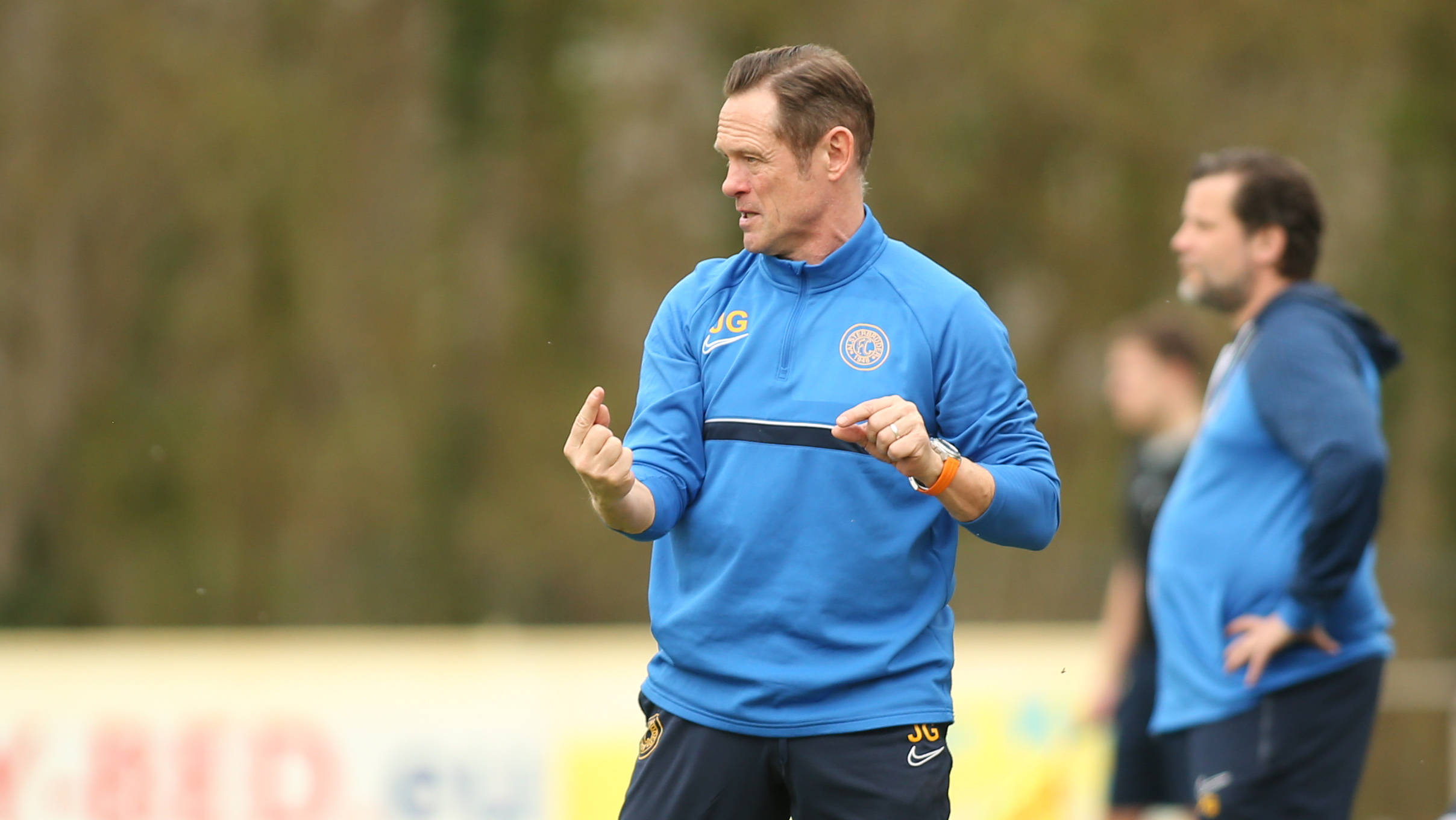 Jörn Großkopf gestikuliert an der Seitenlinie