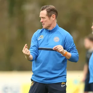 Jörn Großkopf gestikuliert an der Seitenlinie