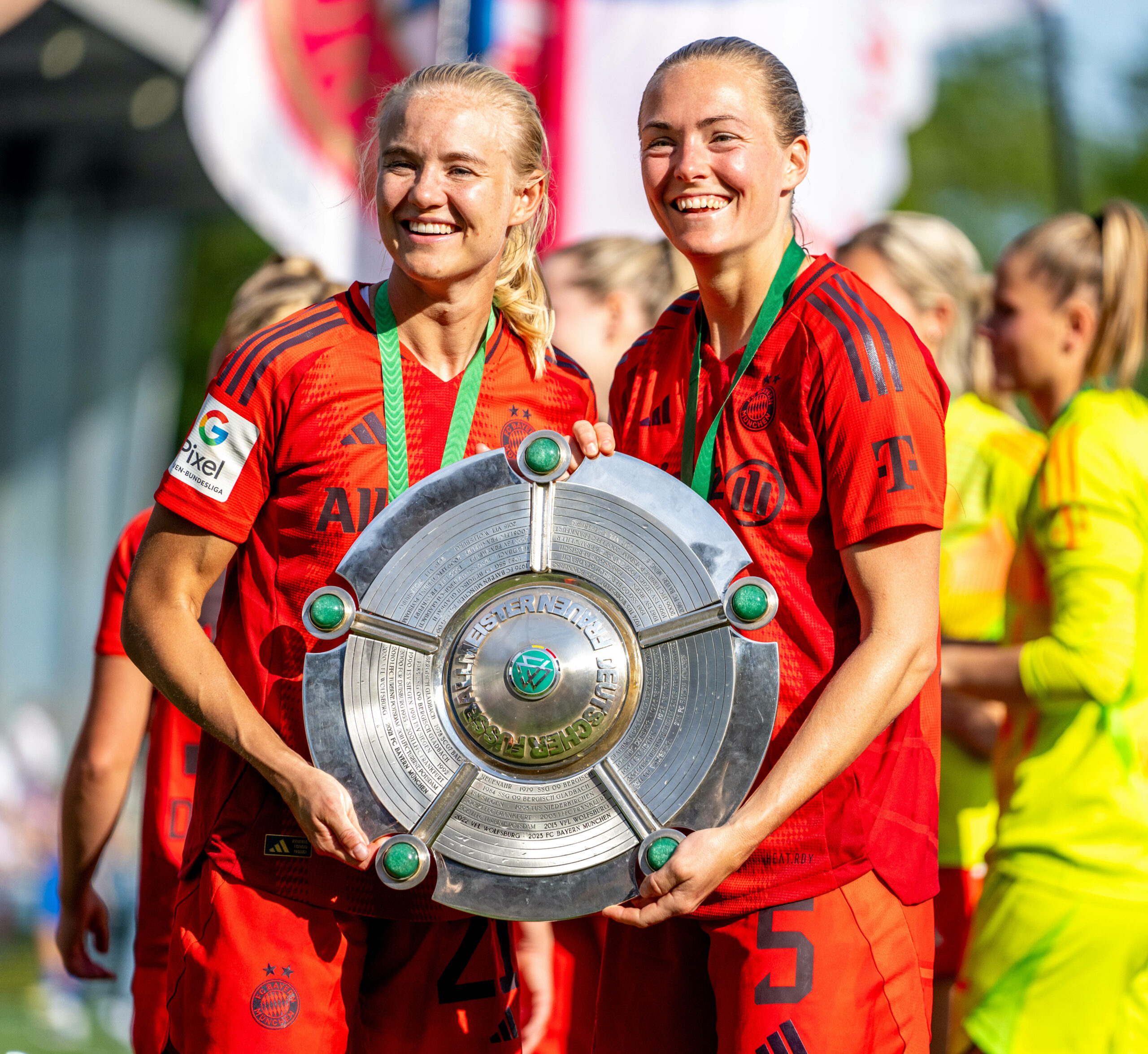 Pernille Harder und Magdalena Eriksson mit der Meisterschale