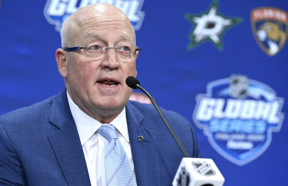 NHL-Boss Bill Daly spricht in ein Mikrofon