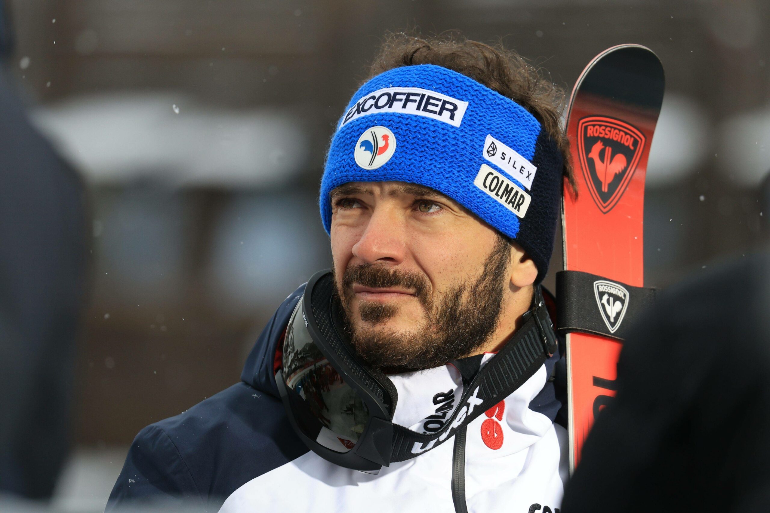 Skifahrer Cyprien Sarrazin blickt skeptisch in die Luft