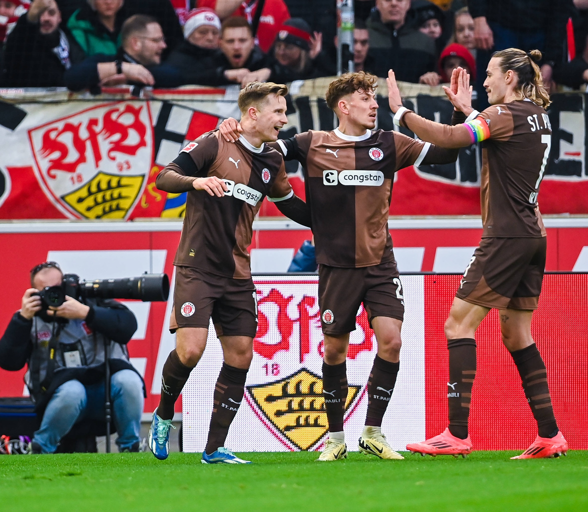 St. Pauli jubelt über ein Tor in Stuttgart