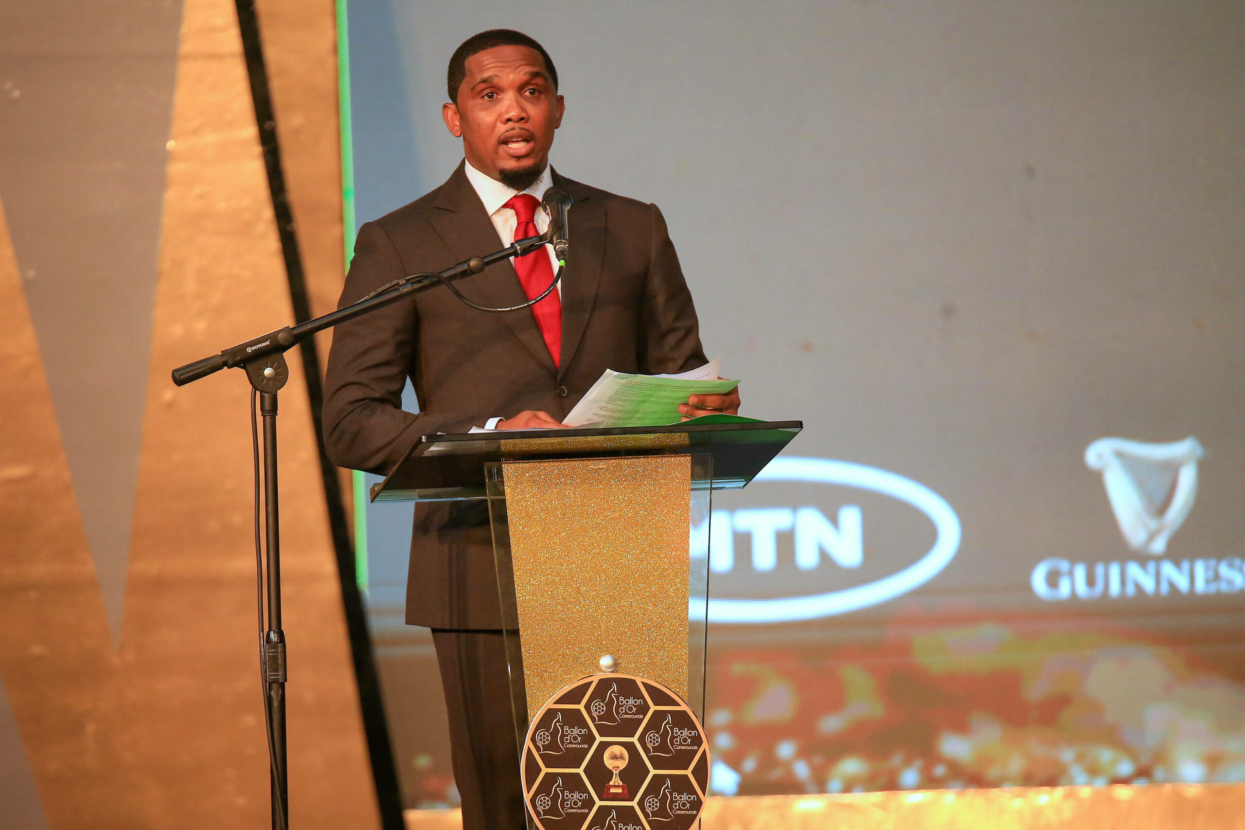 Samuel Eto'o spricht in ein Mikrofon