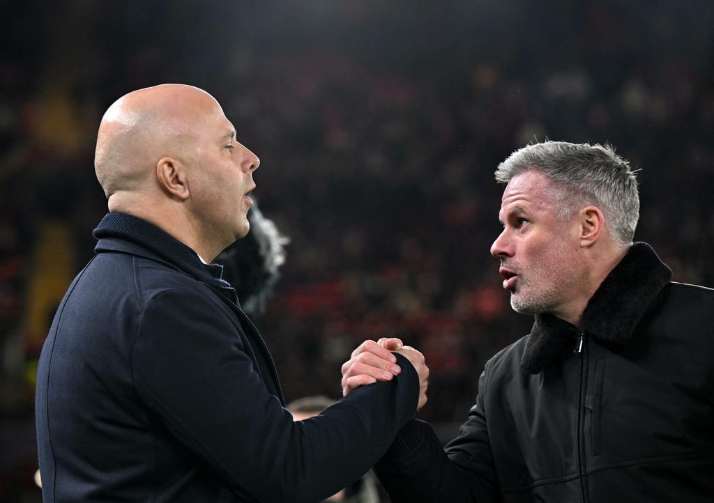 Liverpool-Trainer Arne Slot und Liverpool-Legende Jamie Carragher geben sich die Hand